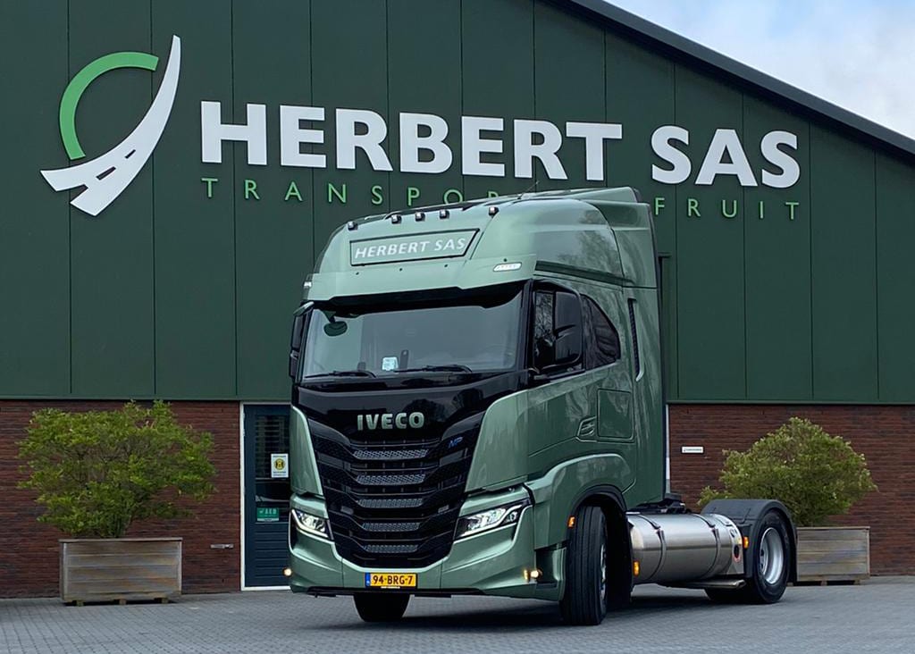 IVECO S-WAY LNG trekker van Herbert Sas Transport