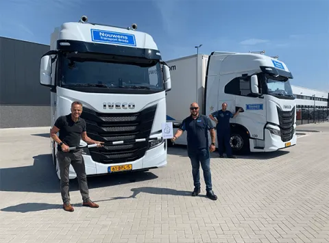 Nouwens Transport Breda BV zorgt voor reuring door twee stuks IVECO S-WAY