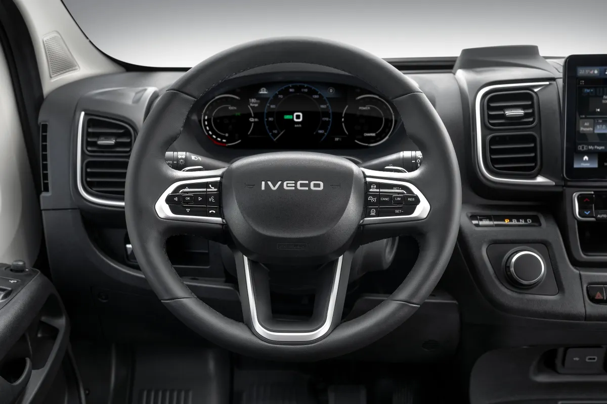 Cockpit van de IVECO eSuperJolly met stuur, digitaal dashboard en touchscreen