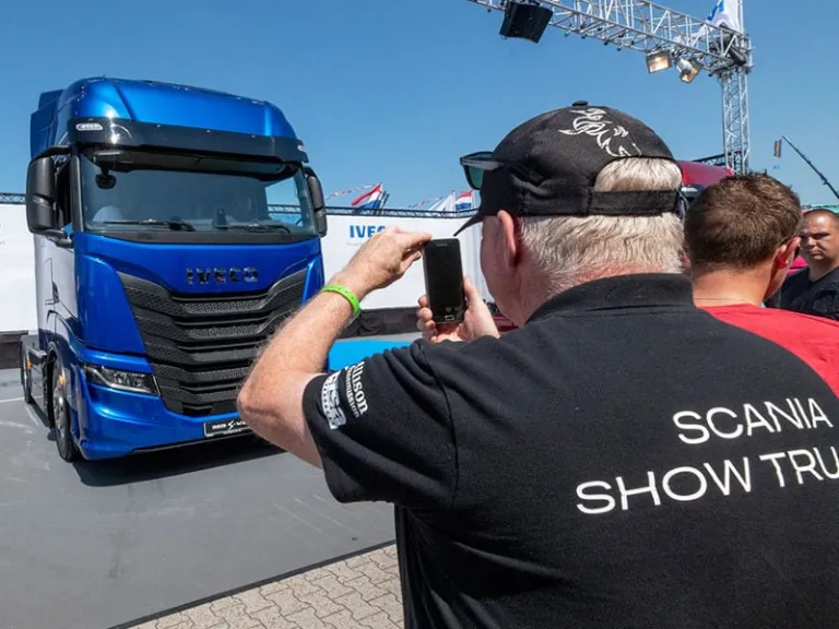 Chauffeurs Omarmen IVECO S-WAY tijdens Truckstar Festival 2019