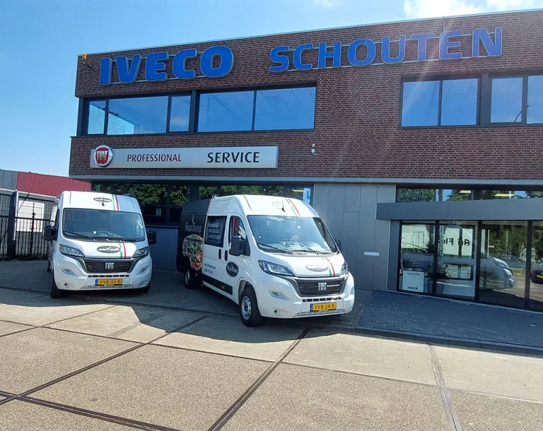 IVECO Schouten Spijkenisse levert 2 Fiat Ducato’s aan Pizza Fresca