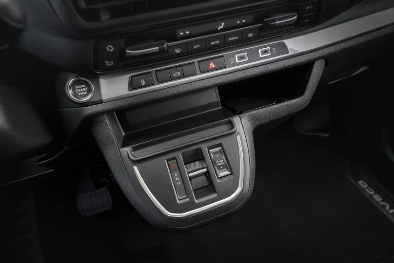 Middenconsole met rijrichtingschakelaar van de IVECO eJolly