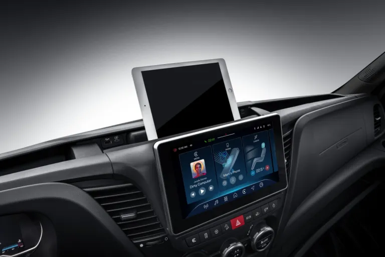 Infotainmentscherm met tablet-houder in de IVECO Daily
