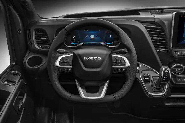 Stuur en digitaal instrumentarium van de IVECO Daily