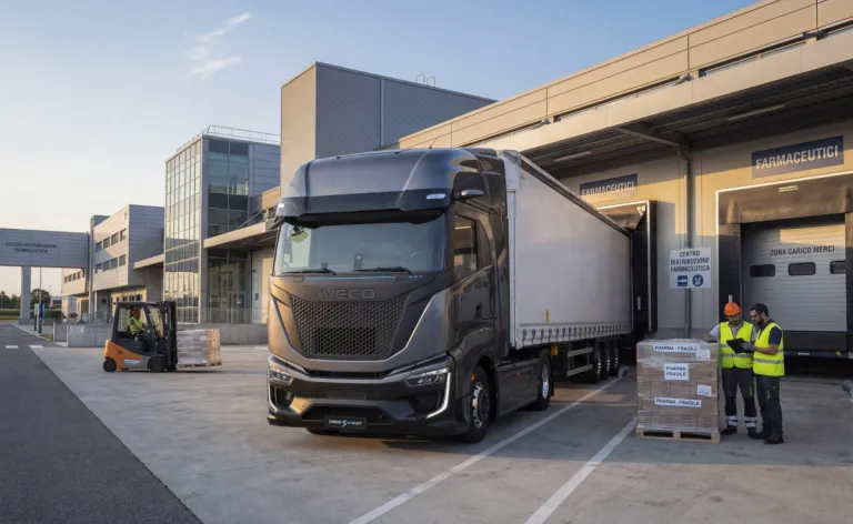 IVECO S-eWay bij een laaddock met heftruck