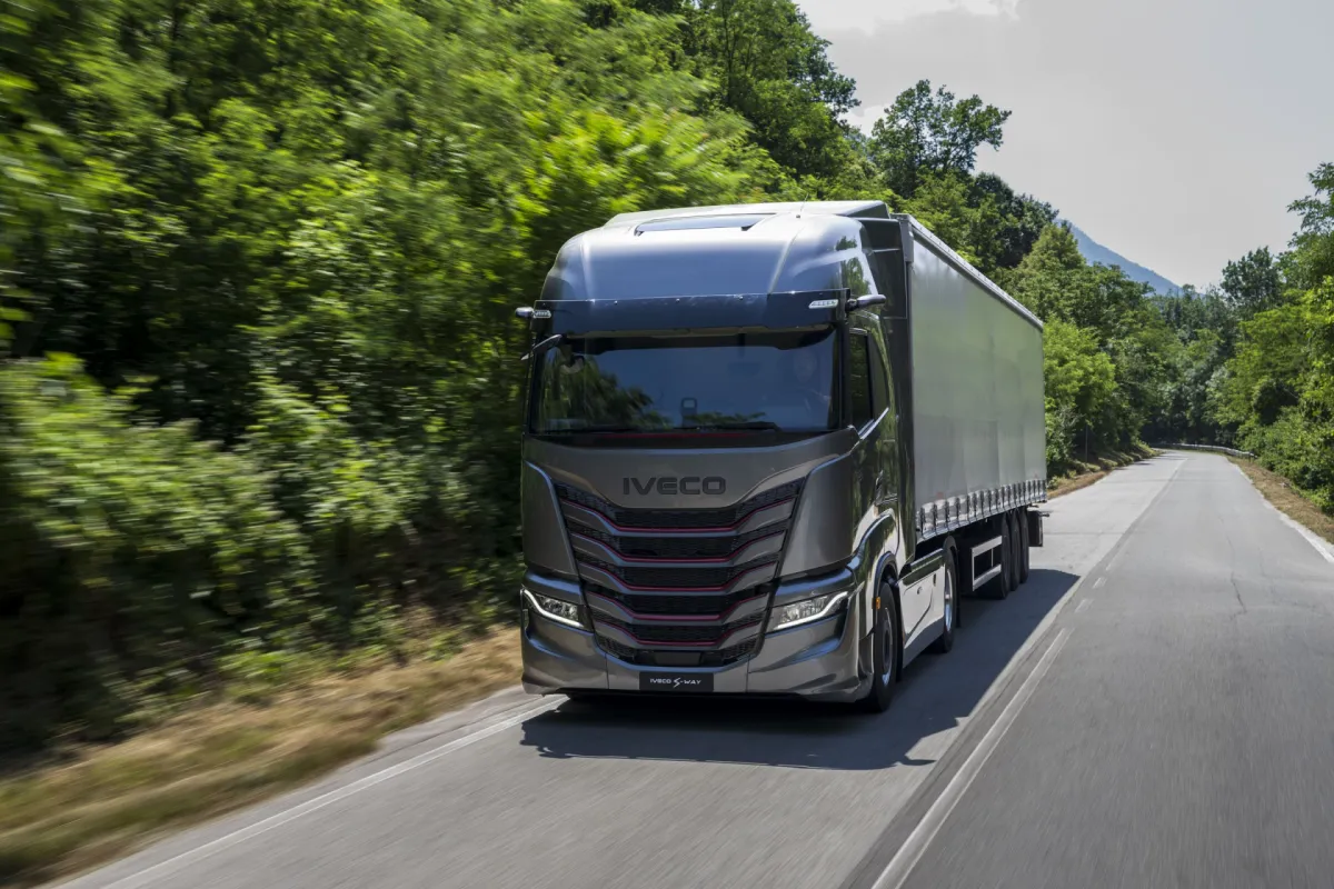 IVECO S-Way, schuin vooraanzicht rijdend op een landweg