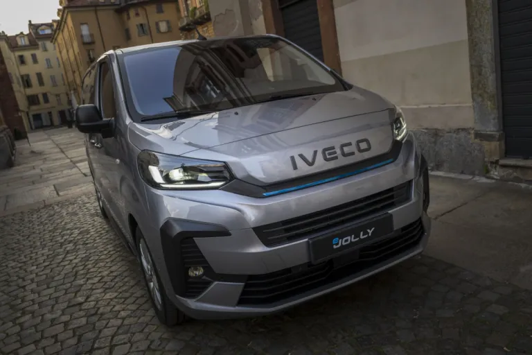 IVECO eJolly, vooraanzicht met IVECO-belettering