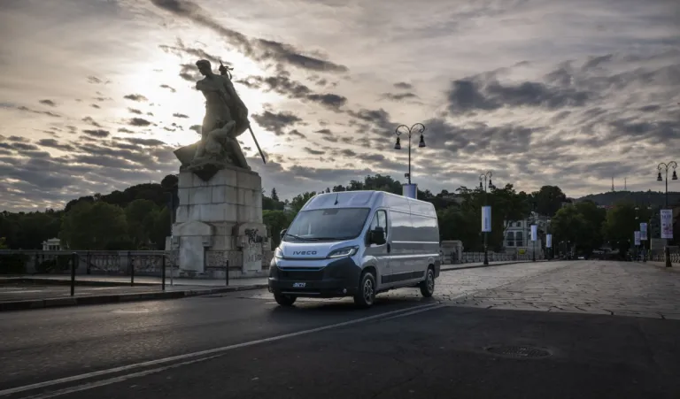IVECO eSuperJolly bij een standbeeld
