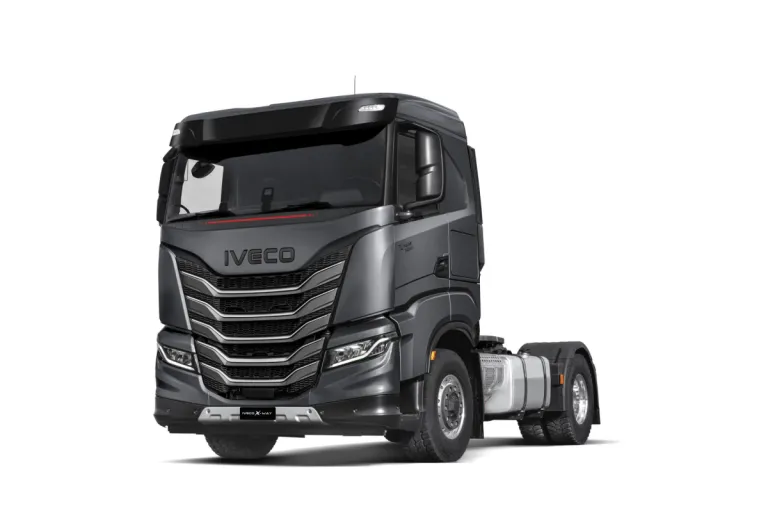 IVECO X-Way trekker, schuin vooraanzicht (studio)
