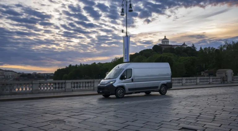 IVECO eSuperJolly bij zonsopkomst