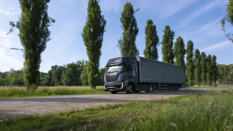 IVECO S-eWay op een landweg