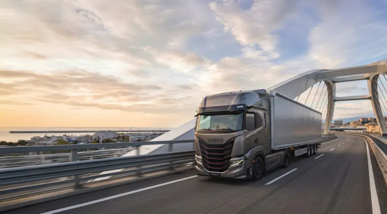 IVECO S-Way op een brug