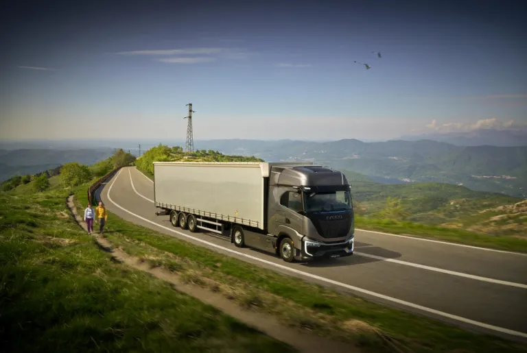 IVECO S-eWay in heuvellandschap