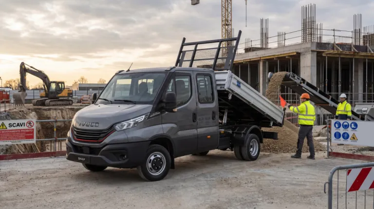 IVECO Daily dubbele cabine met kipperopbouw op een bouwplaats