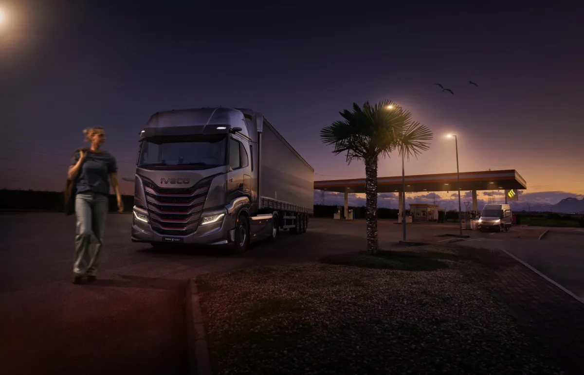 Chauffeur bij de IVECO S-Way in de avond