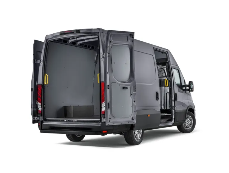 IVECO eDaily bestelwagen met geopende achterdeuren (studio)