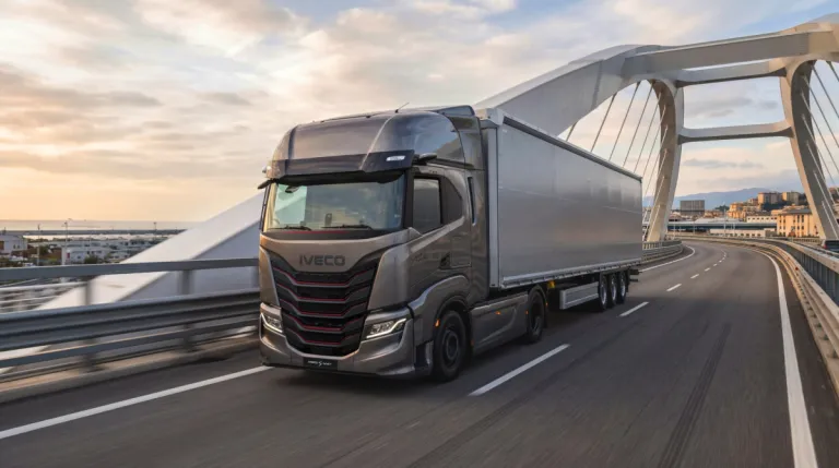 IVECO S-Way, vooraanzicht op een brug