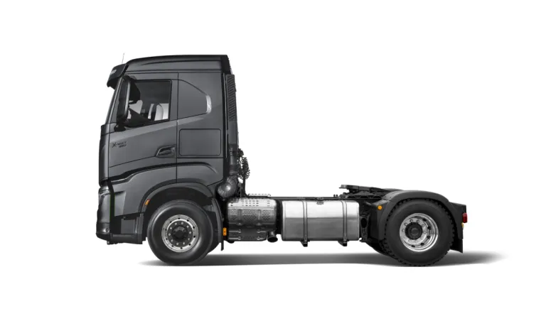 IVECO X-Way trekker, studio-zijaanzicht