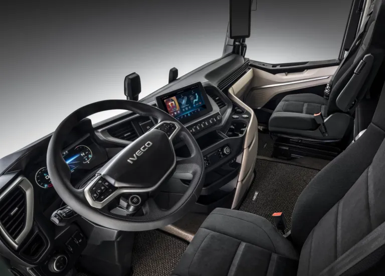 Cockpit en stuur van de IVECO S-Way