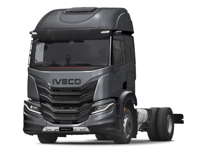 IVECO S-Way chassis, schuin vooraanzicht (studio)