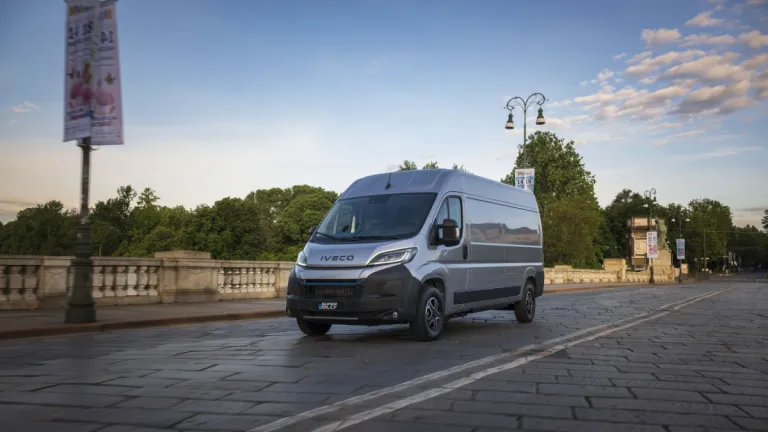 IVECO eSuperJolly rijdend over een brug