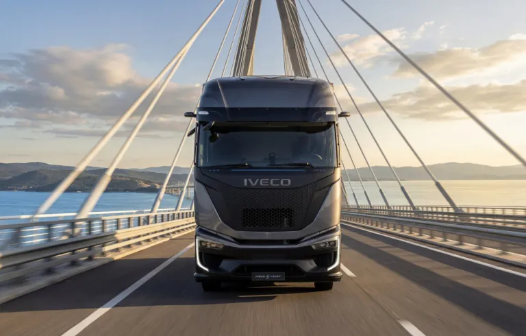 IVECO S-eWay op een brug
