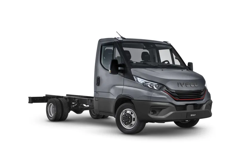 IVECO Daily chassis-cabine, schuin vooraanzicht (studio)