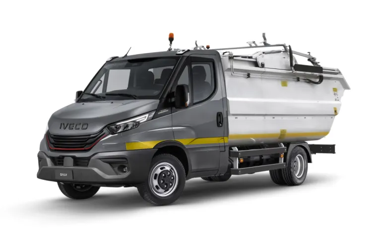 IVECO Daily met vuilniswagenopbouw (studio)