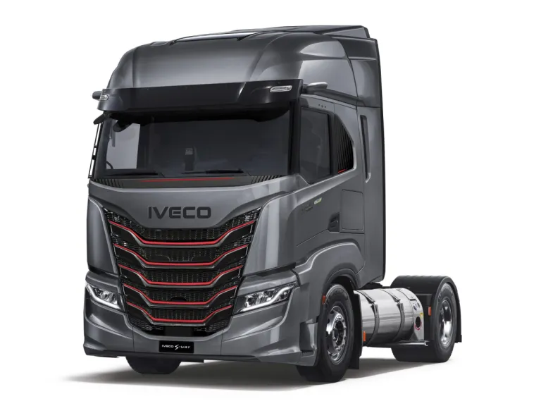 IVECO S-Way trekker, schuin vooraanzicht (studio)