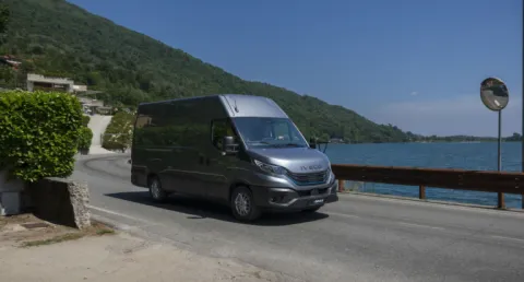 IVECO eDaily elektrische bestelwagen rijdend langs een meer