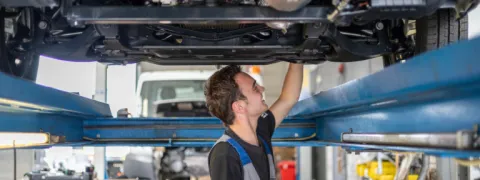 monteur onder auto