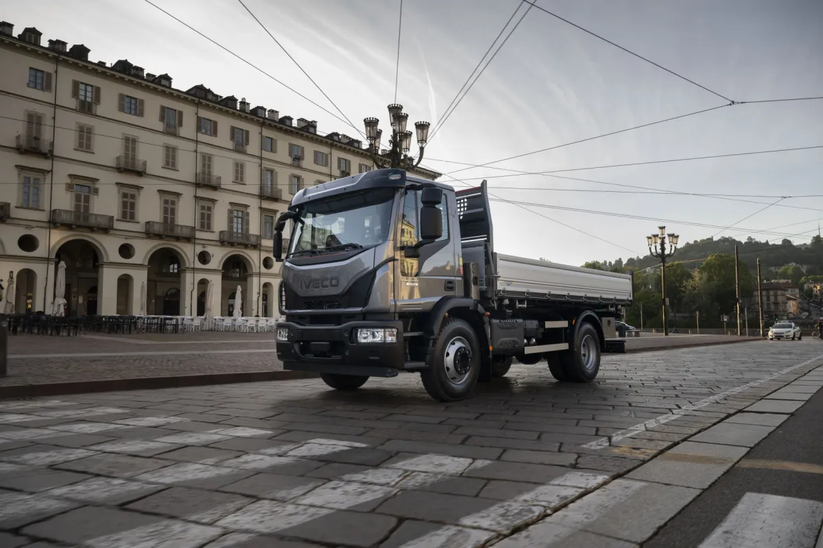 IVECO Eurocargo, schuin vooraanzicht op een stadsplein