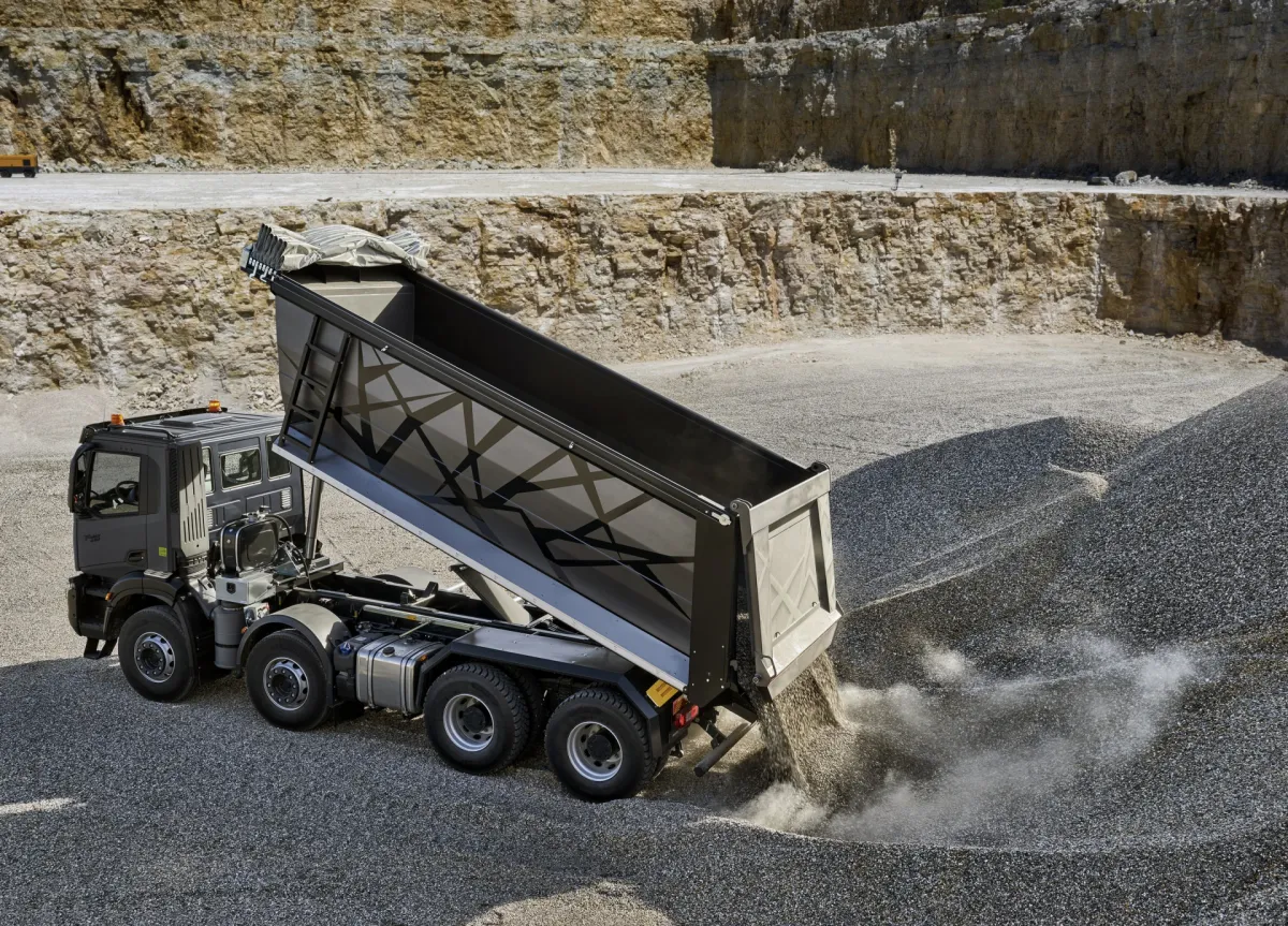IVECO T-Way lost grind in een groeve