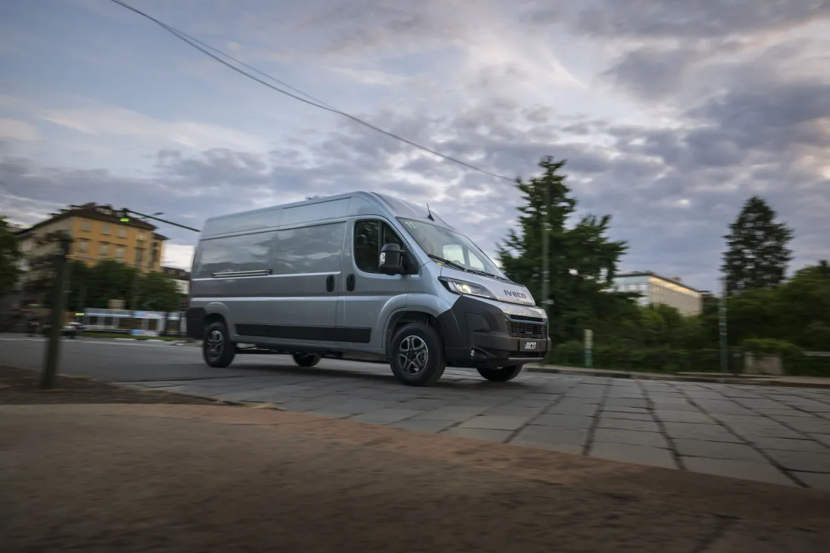 IVECO eSuperJolly, schuin vooraanzicht rijdend