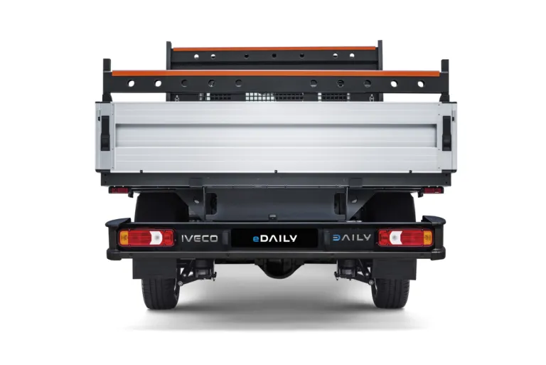 IVECO eDaily met open laadbak, achteraanzicht (studio)