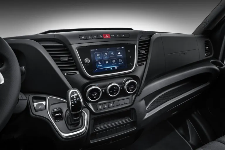 Middenconsole en versnellingspook van de IVECO Daily