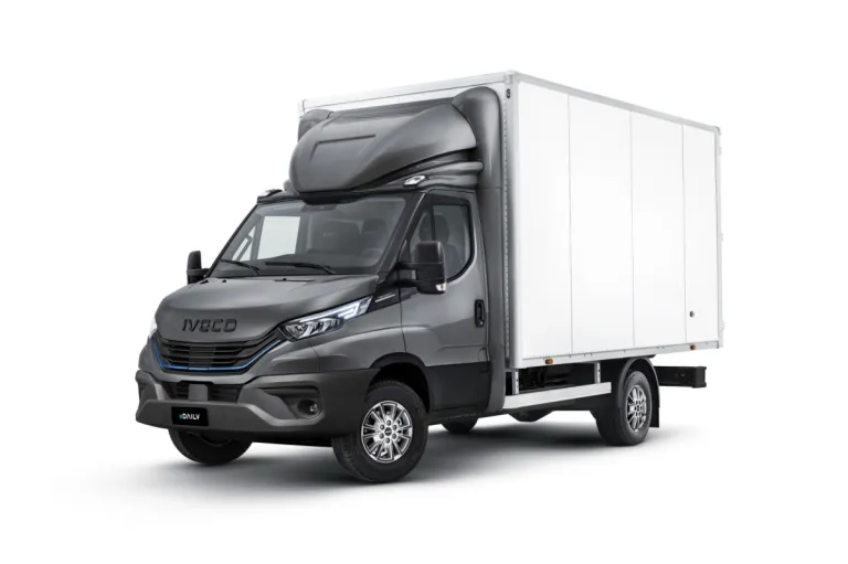 IVECO eDaily met kofferopbouw, driekwart vooraanzicht (studio)