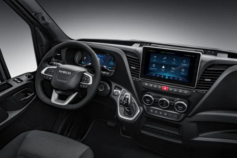Dashboard en middenconsole van de IVECO Daily