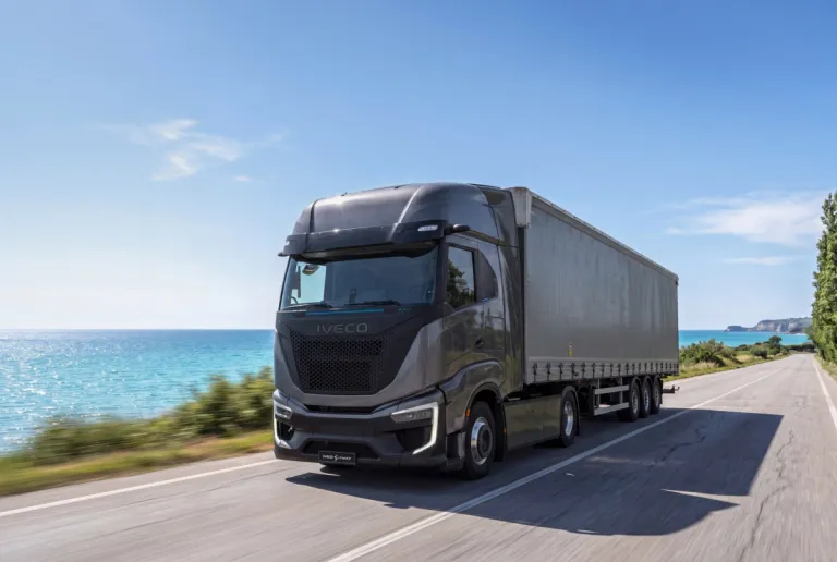 IVECO S-eWay langs de kust