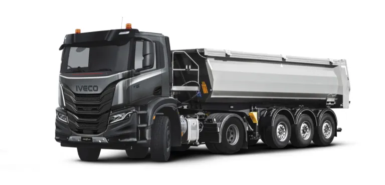 IVECO X-Way met kipper-oplegger (studio)