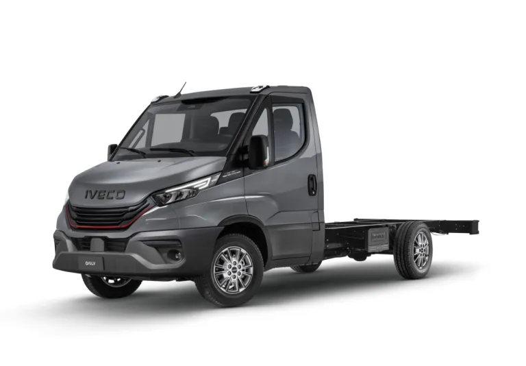 IVECO Daily chassis-cabine, driekwart vooraanzicht (studio)