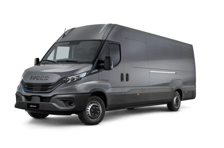 IVECO eDaily bestelwagen, driekwart vooraanzicht (studio)