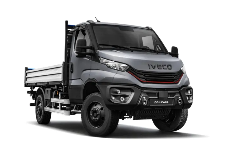 IVECO Daily 4x4 met kipperopbouw, schuin vooraanzicht (studio)