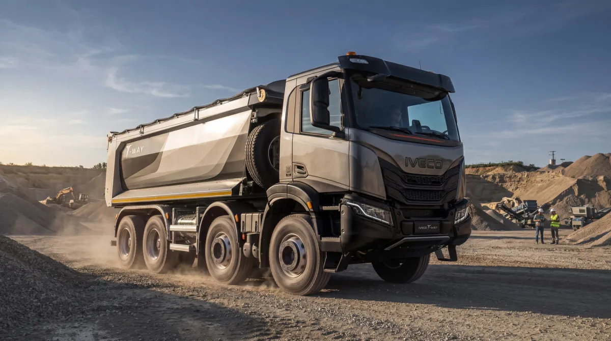 IVECO T-Way kipper rijdend in een groeve