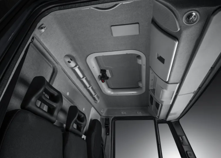 Opbergruimte boven in de IVECO Eurocargo-cabine