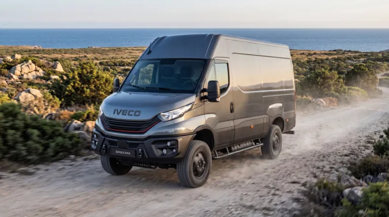 IVECO Daily 4x4 bestelwagen op een onverharde weg