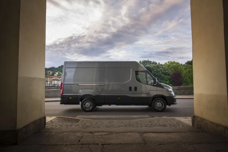 IVECO eDaily bestelwagen onder een viaduct