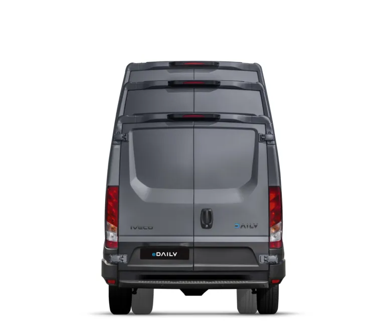 IVECO eDaily bestelwagen, achteraanzicht (studio)