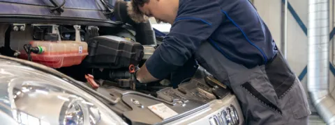 Monteur aan het sleuetelen aan motor