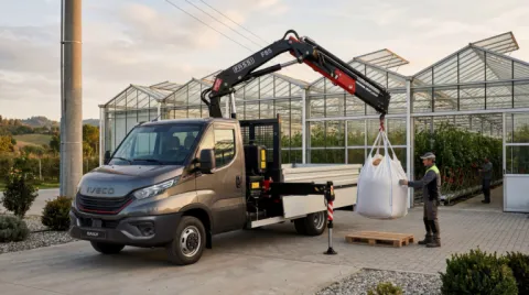 IVECO Daily met kraanopbouw bij een kwekerij